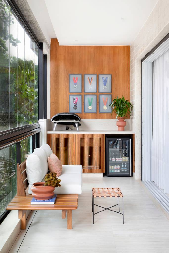 Apartamento ganha banheiro canadense e armários azuis com ar retrô na cozinha. Projeto de Bezamat Arquitetura.