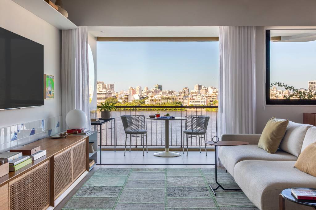 cortina-funciona-como-divisoria-em-apartamento-de-85-m-home-office-com-vista-studio-pipa-arquitetura-06-sala-varanda Cortina funciona como divisória em apartamento de 85 m² que tem home office com vista. Projeto de Pipa Arquitetura.