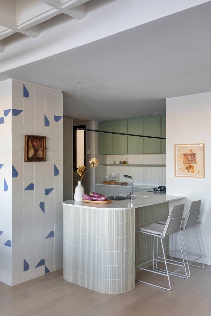cortina-funciona-como-divisoria-em-apartamento-de-85-m-home-office-com-vista-studio-pipa-arquitetura-17-cozinha Cortina funciona como divisória em apartamento de 85 m² que tem home office com vista. Projeto de Pipa Arquitetura.