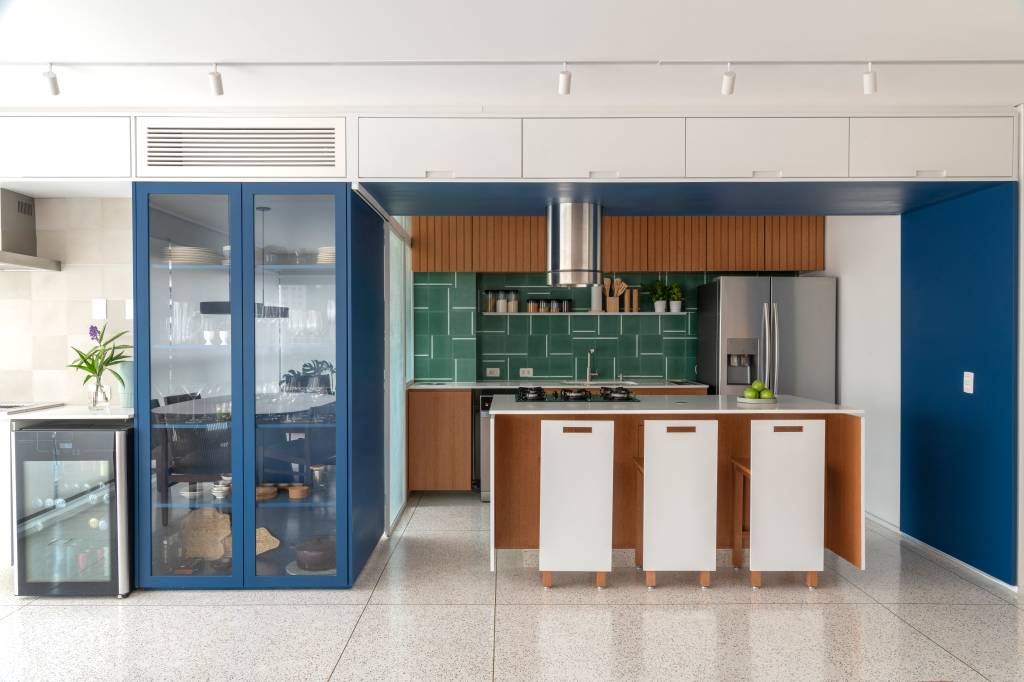 Cristaleira e pórtico são envolvidos por azul neste apartamento de 93 m²