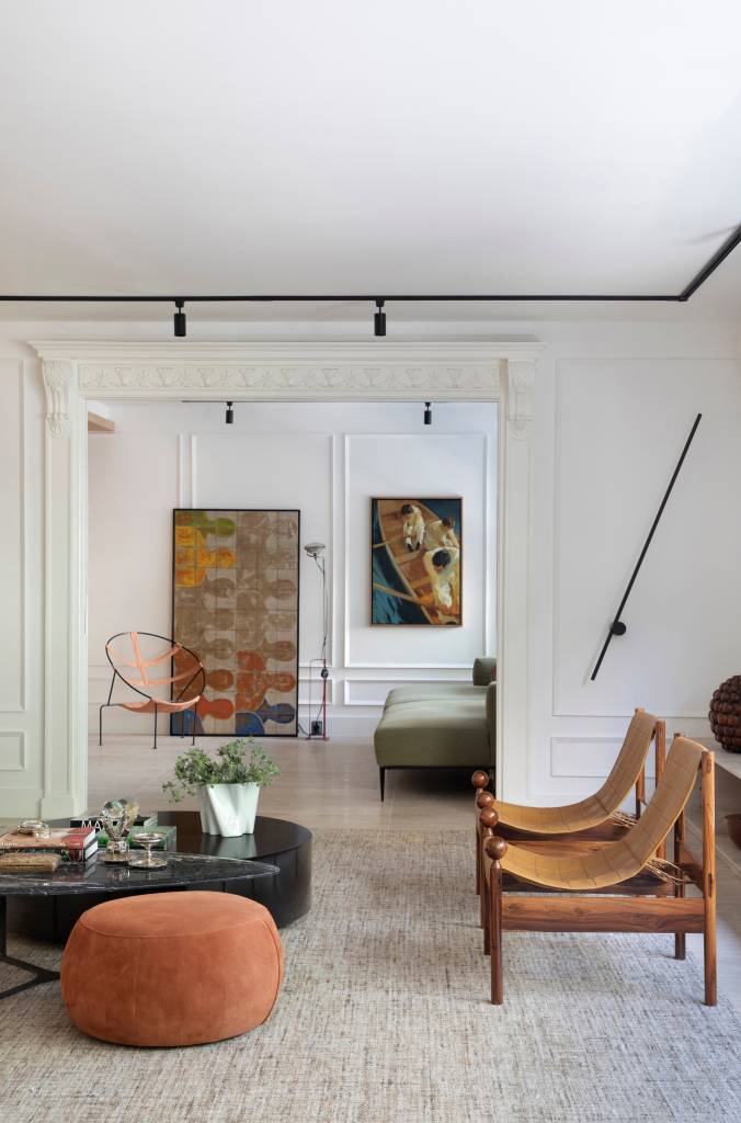 dois-quartos-foram-integrados-para-virar-um-atelie-de-pintura-neste-apartamento-sophia-galvao-11-porta-correr-boiserie Dois quartos foram integrados para virar um ateliê de pintura neste apartamento. Projeto de Sophia Galvão.
