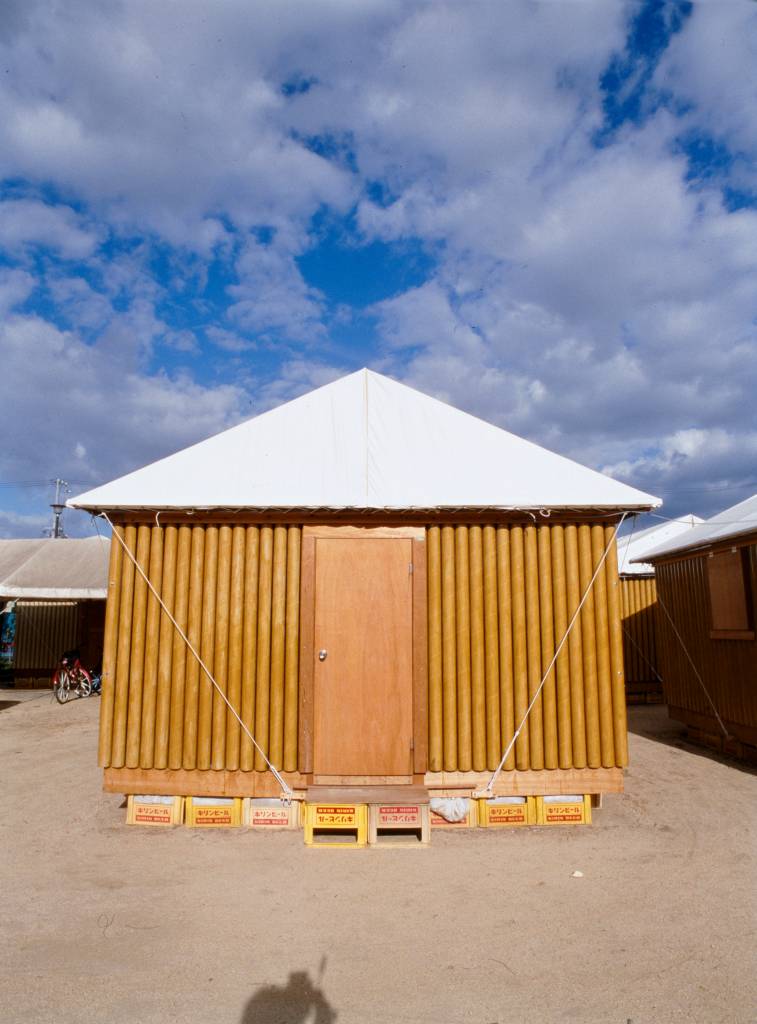Exposição na Japan House traz Paper Log House de Shigeru Ban