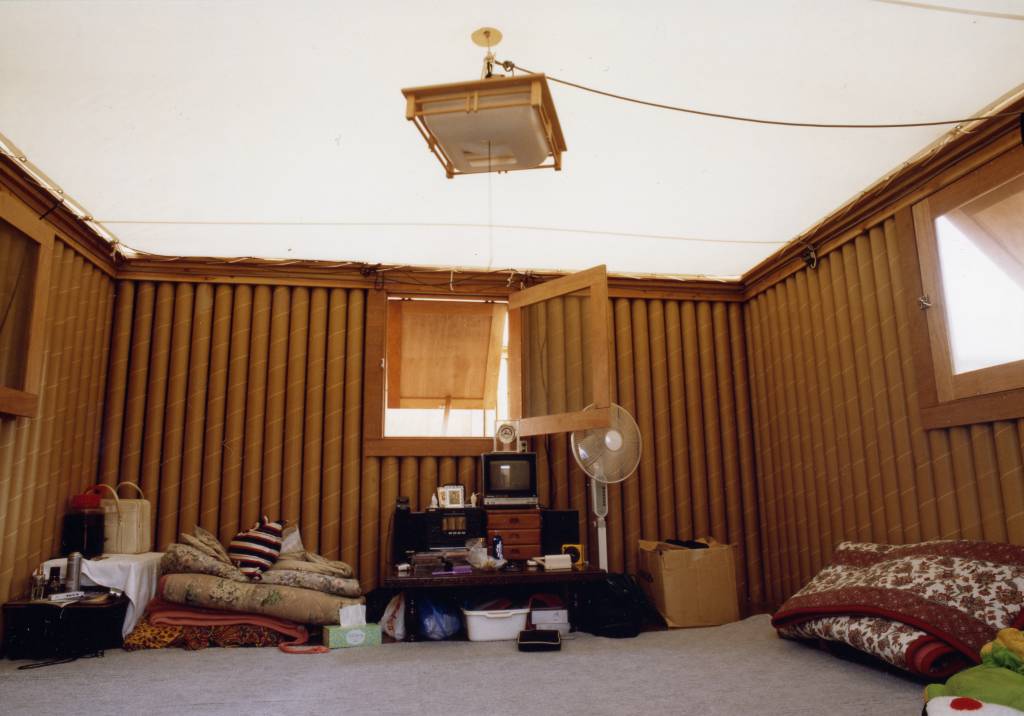 Exposição na Japan House traz Paper Log House de Shigeru Ban