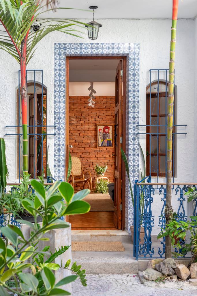 Ladrilhos e tijolinhos dão charme vintage à esta casa de vila de 150 m². Projeto de Studio Duas Arquitetura.