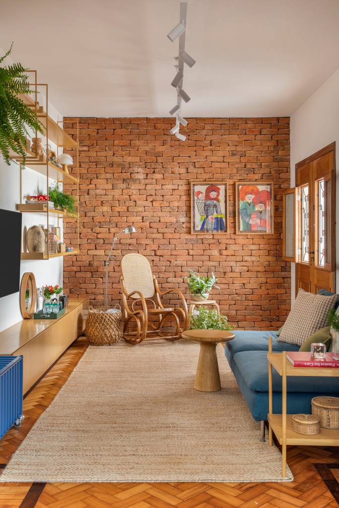 Ladrilhos e tijolinhos dão charme vintage à esta casa de vila de 150 m². Projeto de Studio Duas Arquitetura.