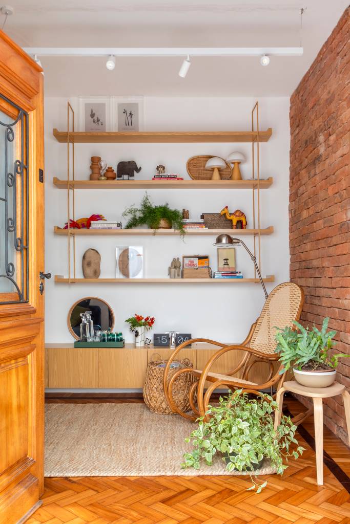 Ladrilhos e tijolinhos dão charme vintage à esta casa de vila de 150 m². Projeto de Studio Duas Arquitetura.