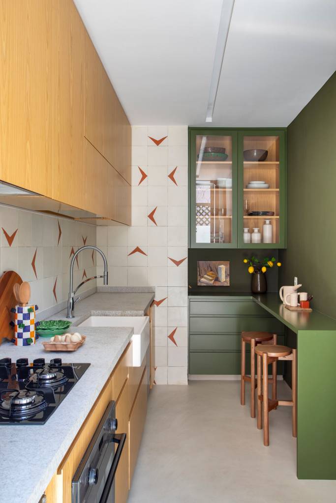 Ladrilhos e tijolinhos dão charme vintage à esta casa de vila de 150 m². Projeto de Studio Duas Arquitetura.