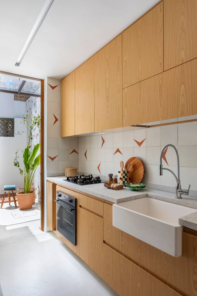 Ladrilhos e tijolinhos dão charme vintage à esta casa de vila de 150 m². Projeto de Studio Duas Arquitetura.