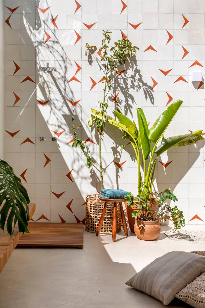 Ladrilhos e tijolinhos dão charme vintage à esta casa de vila de 150 m². Projeto de Studio Duas Arquitetura.