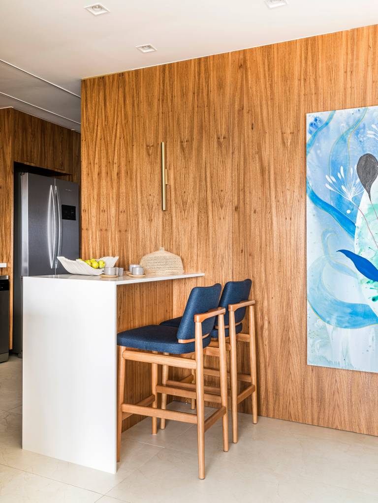 marmore-e-paredes-com-madeira-freijo-trazem-elegancia-para-este-ape-vivi-cirello-11-cozinha Detalhes em mármore e paredes com madeira freijó trazem elegância para este apê. Projeto de Vivi Cirello.