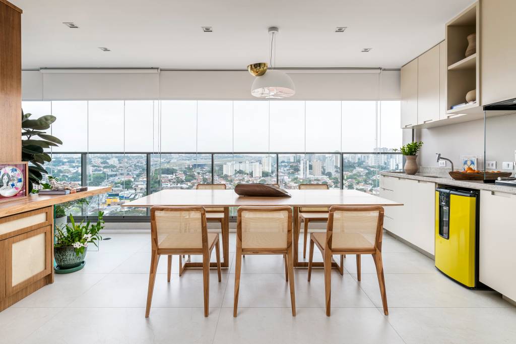 Detalhes em mármore e paredes com madeira freijó trazem elegância para este apê. Projeto de Vivi Cirello.