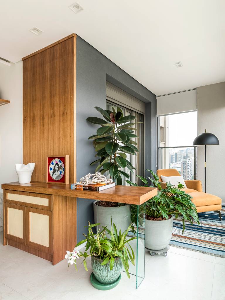 marmore-e-paredes-com-madeira-freijo-trazem-elegancia-para-este-ape-vivi-cirello-21-varanda-plantas Detalhes em mármore e paredes com madeira freijó trazem elegância para este apê. Projeto de Vivi Cirello.