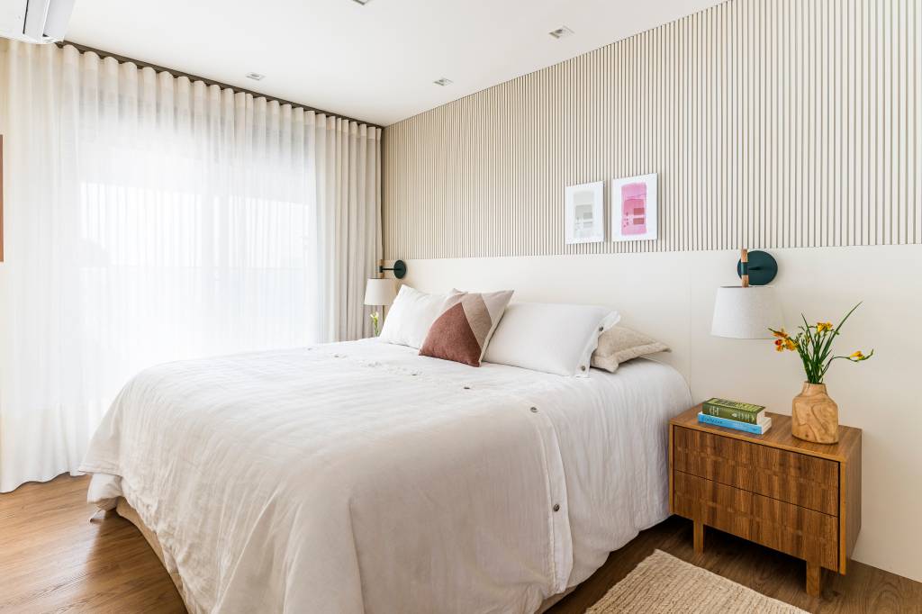 Detalhes em mármore e paredes com madeira freijó trazem elegância para este apê. Projeto de Vivi Cirello.