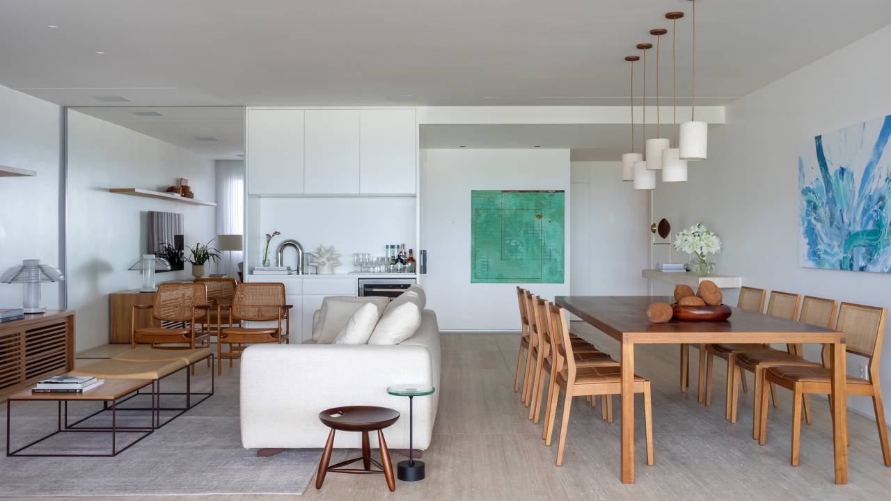 Neste apartamento, móvel multiuso em living abriga louceiro, adega e bar. Projeto de escritório LessaZanetta.