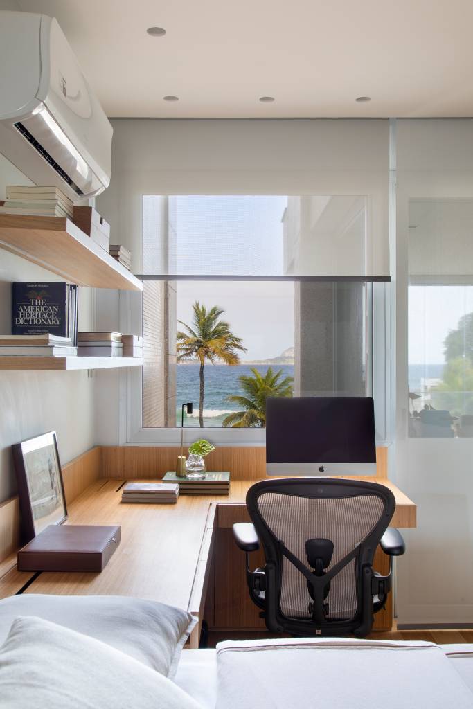 neste-apartamento-movel-multiuso-em-living-abriga-louceiro-adega-e-bar-lessazanetta-18-home-office Neste apartamento, móvel multiuso em living abriga louceiro, adega e bar. Projeto de escritório LessaZanetta.