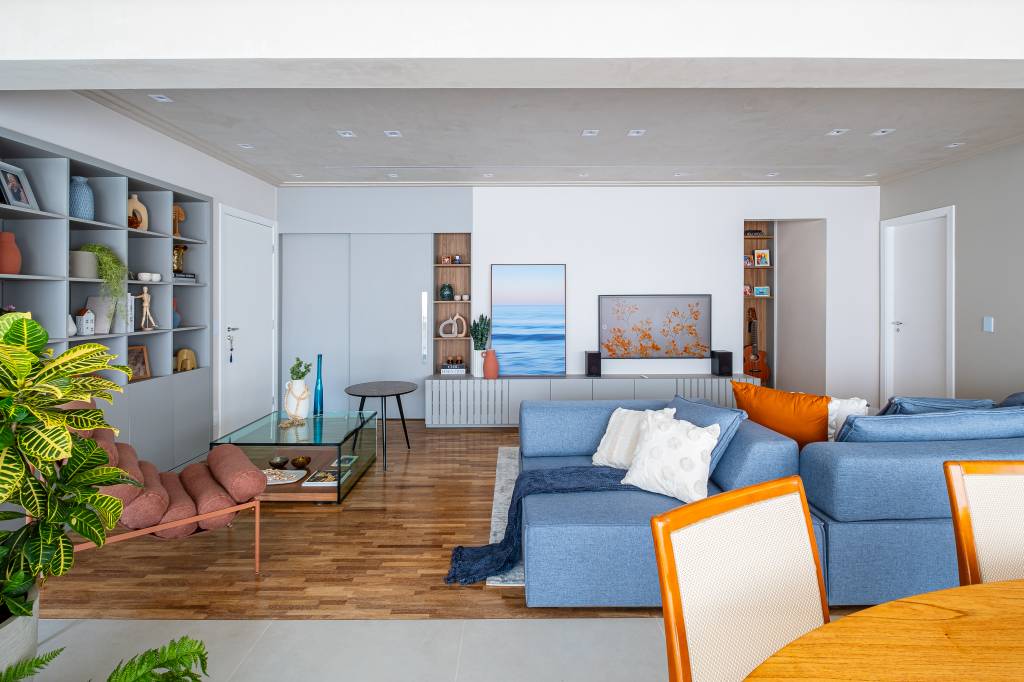 neste-ape-sofa-com-encosto-removivel-pode-se-voltar-para-sala-de-estar-ou-area-gourmet-go-up-arquitetura-01-sala Neste apê, sofá com encosto removível pode se voltar para sala de estar ou área gourmet. Projeto de Go Up Arquitetura.