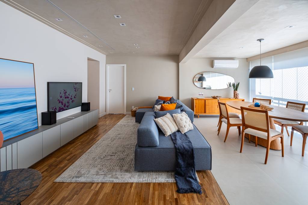 Neste apê, sofá com encosto removível pode se voltar para sala de estar ou área gourmet