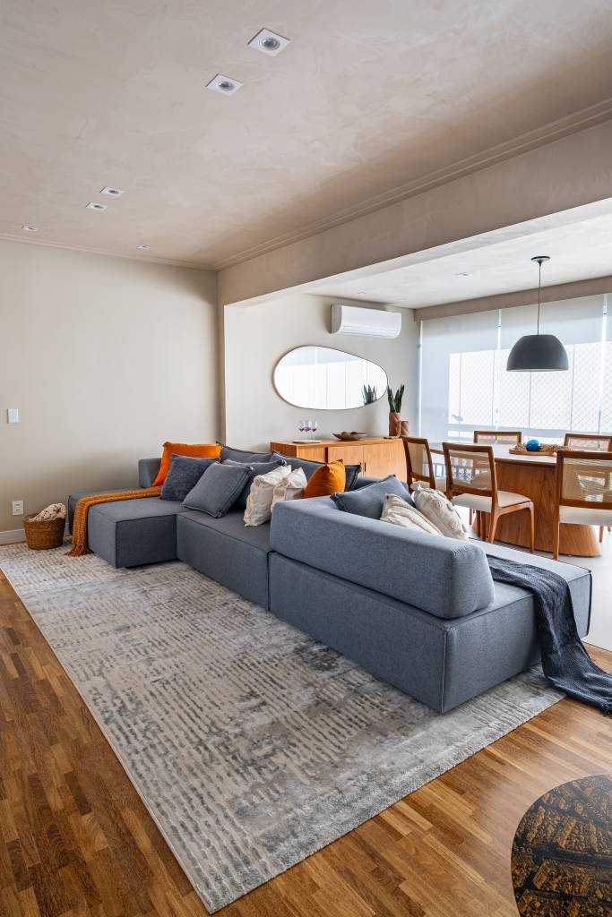 neste-ape-sofa-com-encosto-removivel-pode-se-voltar-para-sala-de-estar-ou-area-gourmet-go-up-arquitetura-06 Neste apê, sofá com encosto removível pode se voltar para sala de estar ou área gourmet. Projeto de Go Up Arquitetura.