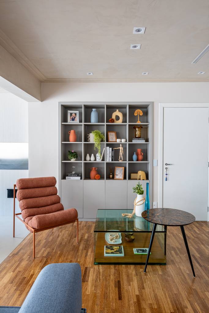 neste-ape-sofa-com-encosto-removivel-pode-se-voltar-para-sala-de-estar-ou-area-gourmet-go-up-arquitetura-08-estante Neste apê, sofá com encosto removível pode se voltar para sala de estar ou área gourmet. Projeto de Go Up Arquitetura.
