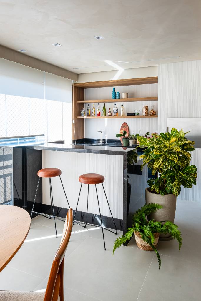 neste-ape-sofa-com-encosto-removivel-pode-se-voltar-para-sala-de-estar-ou-area-gourmet-go-up-arquitetura-10-plantas Neste apê, sofá com encosto removível pode se voltar para sala de estar ou área gourmet. Projeto de Go Up Arquitetura.