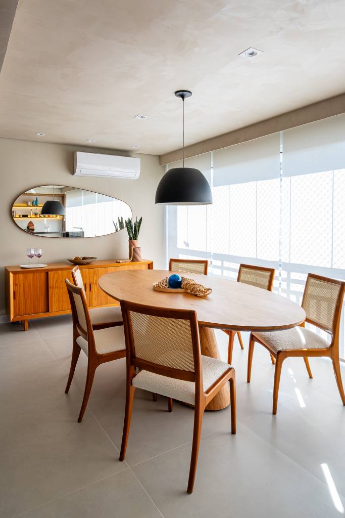 neste-ape-sofa-com-encosto-removivel-pode-se-voltar-para-sala-de-estar-ou-area-gourmet-go-up-arquitetura-13-jantar Neste apê, sofá com encosto removível pode se voltar para sala de estar ou área gourmet. Projeto de Go Up Arquitetura.