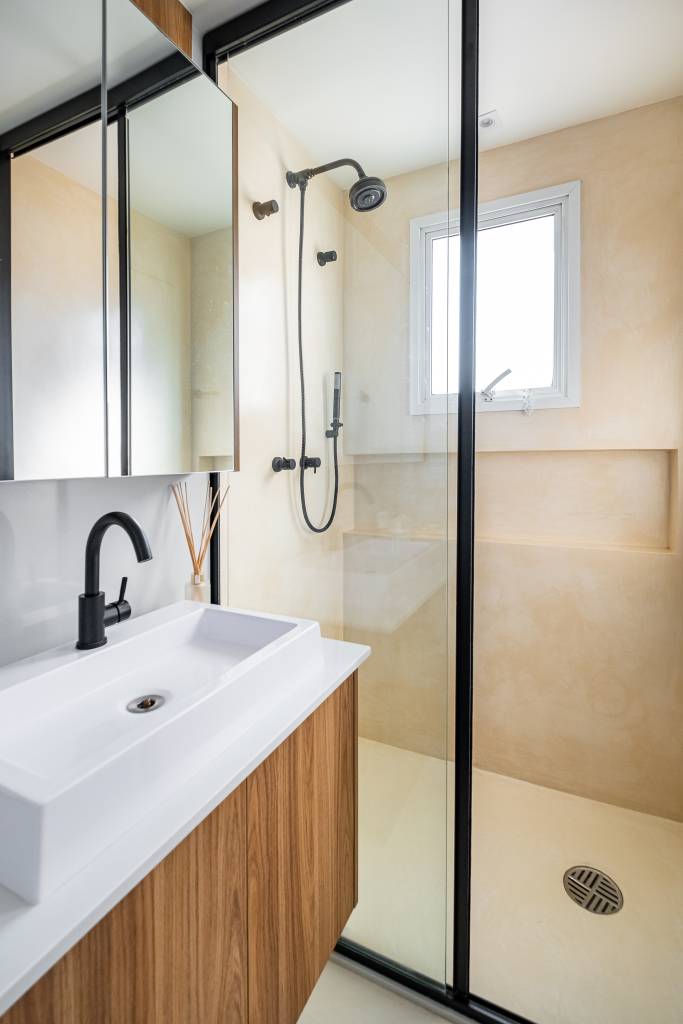 neste-ape-sofa-com-encosto-removivel-pode-se-voltar-para-sala-de-estar-ou-area-gourmet-go-up-arquitetura-19-banheiro Neste apê, sofá com encosto removível pode se voltar para sala de estar ou área gourmet. Projeto de Go Up Arquitetura.