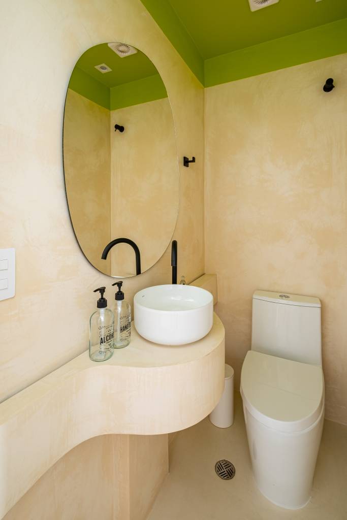 neste-ape-sofa-com-encosto-removivel-pode-se-voltar-para-sala-de-estar-ou-area-gourmet-go-up-arquitetura-20-lavabo Neste apê, sofá com encosto removível pode se voltar para sala de estar ou área gourmet. Projeto de Go Up Arquitetura.