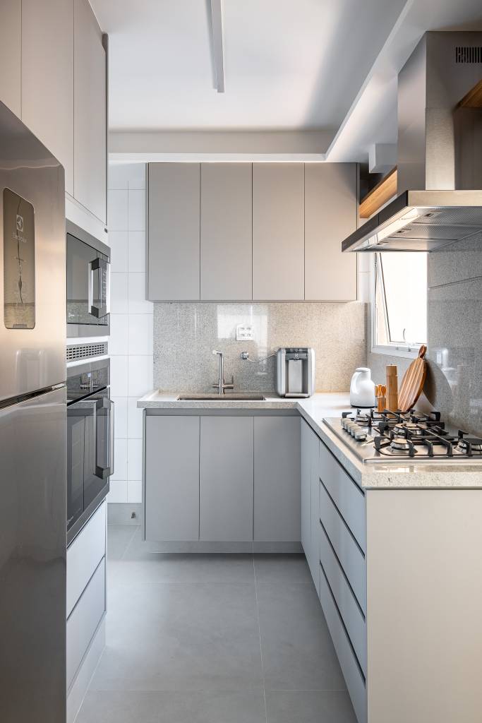 neste-ape-sofa-com-encosto-removivel-pode-se-voltar-para-sala-de-estar-ou-area-gourmet-go-up-arquitetura-23-cozinha Neste apê, sofá com encosto removível pode se voltar para sala de estar ou área gourmet. Projeto de Go Up Arquitetura.