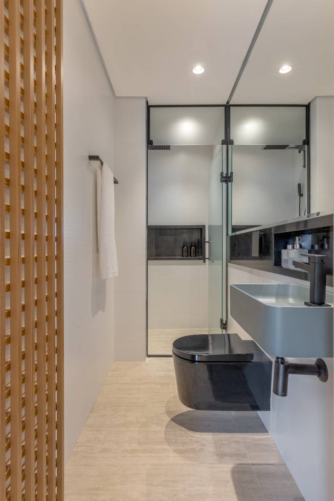 painel-de-muxarabi-esconde-portas-da-cozinha-e-lavabo-neste-apartamento-hersen-mendes-arquitetura-11-banheiro Painel de muxarabi esconde portas da cozinha e lavabo neste apartamento. Projeto de Hersen Mendes Arquitetura.