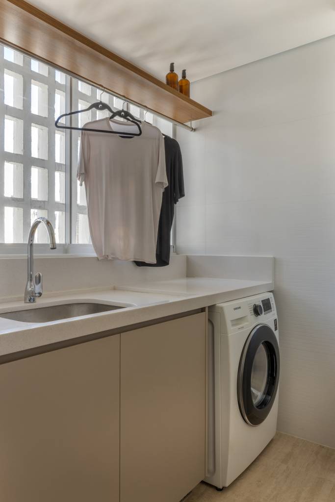 painel-de-muxarabi-esconde-portas-da-cozinha-e-lavabo-neste-apartamento-hersen-mendes-arquitetura-21-lavanderia Painel de muxarabi esconde portas da cozinha e lavabo neste apartamento. Projeto de Hersen Mendes Arquitetura.