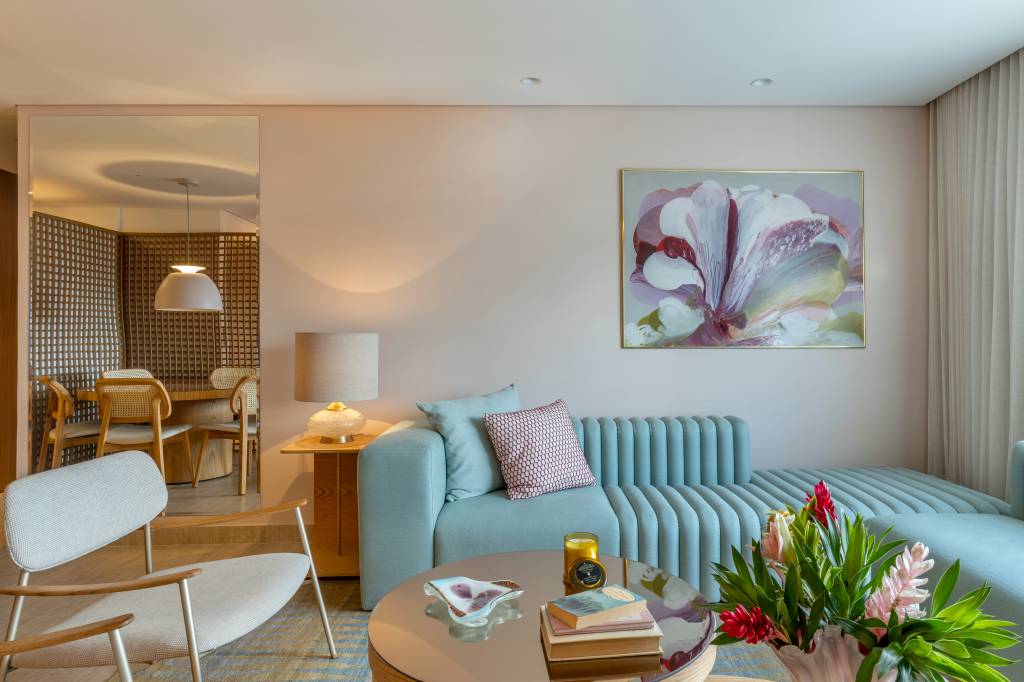 painel-de-muxarabi-esconde-portas-da-cozinha-e-lavabo-neste-apartamento-hersen-mendes-arquitetura-34-sala-sofa-iluminacao Painel de muxarabi esconde portas da cozinha e lavabo neste apartamento. Projeto de Hersen Mendes Arquitetura.
