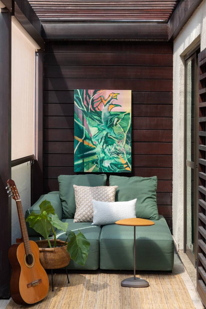 Reforma em apartamento transforma quarto em espaço zen com futon e teto forrado de bambu. Projeto Casa Cururu.