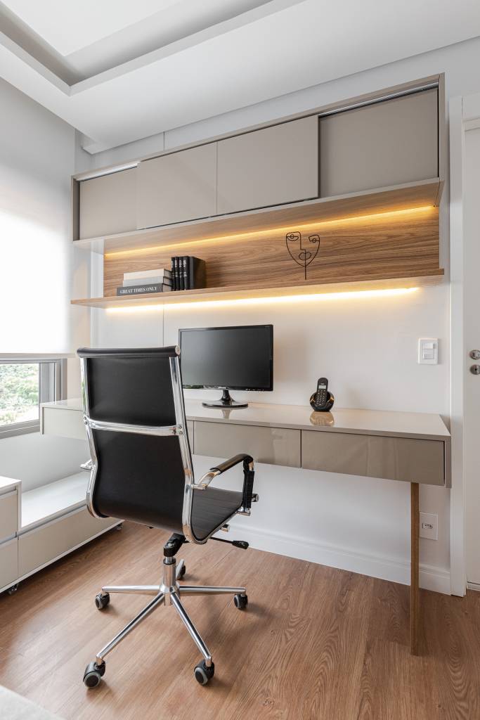 suite-de-apartamento-de-72-m-tem-varandinha-com-jardim-vertical-rmv-interiores-05-home-office Suíte de apartamento de 72 m² tem varandinha com jardim vertical. Projeto de RMV Interiores.