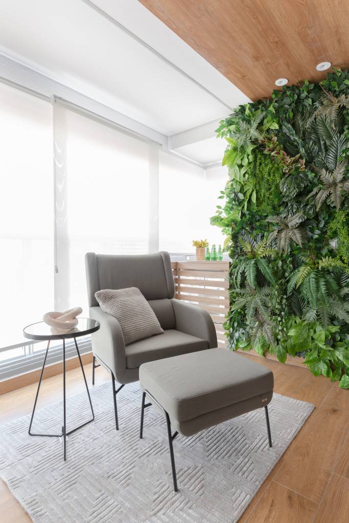 Suíte de apartamento de 72 m² tem varandinha com jardim vertical. Projeto de RMV Interiores.