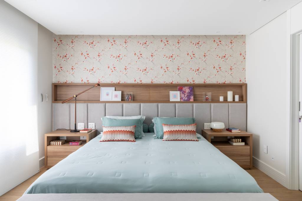 tapete-geometrico-azul-e-ponto-de-destaque-na-sala-deste-apartamento-rawi-arquitetura-design-13-papel-parede Tapete geométrico azul é ponto de destaque na sala deste apartamento. Projeto de Rawi Arquitetura + Design.