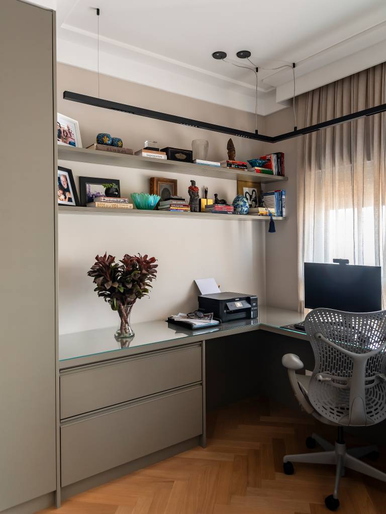 terraco-de-apartamento-tem-piso-de-bambu-e-marmore-natural-juliana-fabrizzi-13-home-office-bege Terraço de apartamento tem piso de bambu e mármore natural. Projeto de Juliana Fabrizzi Arquitetura.