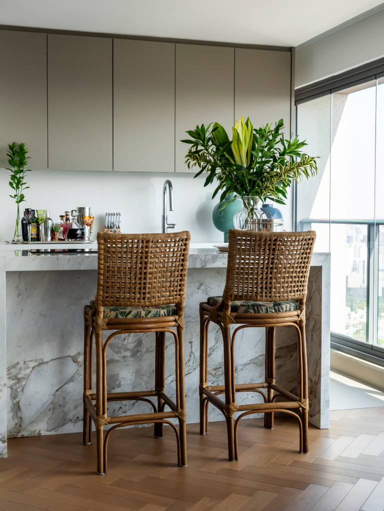 Terraço de apartamento tem piso de bambu e mármore natural. Projeto de Juliana Fabrizzi Arquitetura.