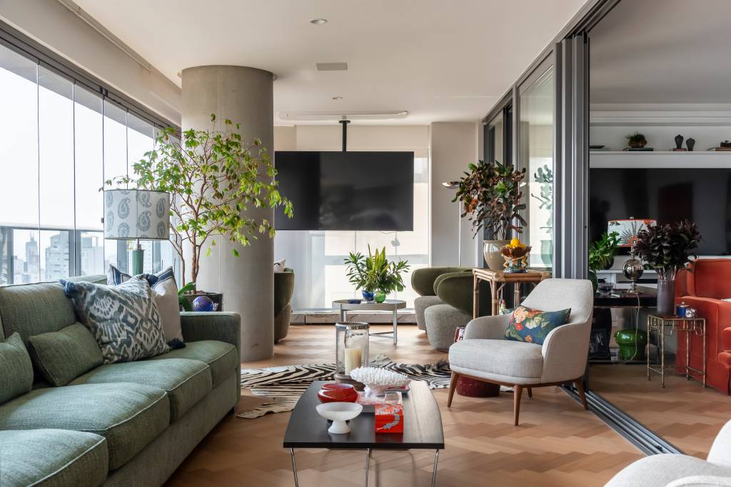 Terraço de apartamento tem piso de bambu e mármore natural