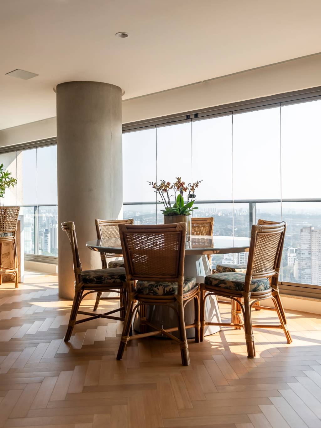 Como iluminar um ambiente escuro: dicas essenciais de decoração