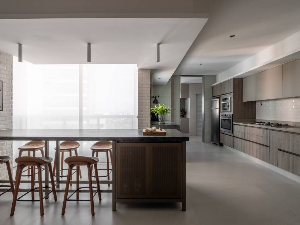 2-em-1-reforma-dobrou-o-espaco-ao-unir-dois-apartamentos-FRS-Arquitetura-1 2 em 1: reforma dobrou o espaço ao unir dois apartamentos. Projeto de FRS Arquitetura. Na foto, cozinha minimalista e extensa.