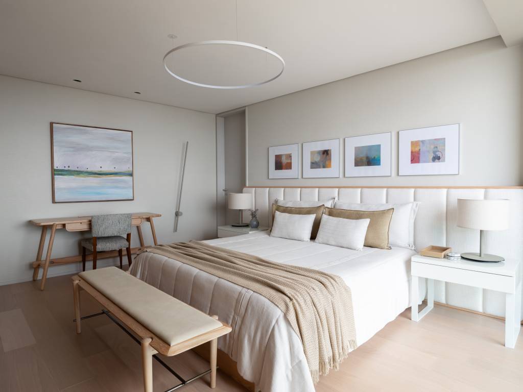 2-em-1-reforma-dobrou-o-espaco-ao-unir-dois-apartamentos-FRS-Arquitetura-15 2 em 1: reforma dobrou o espaço ao unir dois apartamentos. Projeto de FRS Arquitetura. Na foto, quarto com cabeceira clara e quadros na parede.