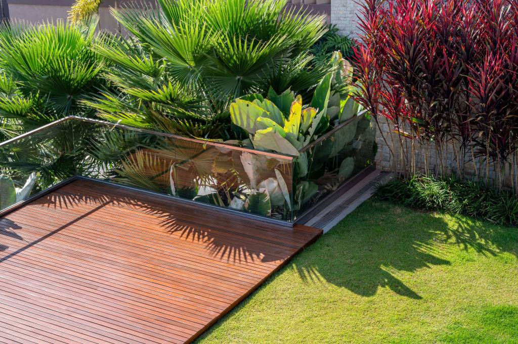 Casa-aposta-em-paisagismo-tropical-com-19-especies-de-planta-Flavia-DUrso-10 Casa aposta em paisagismo tropical com 19 espécies de plantas. Projeto de interiores de Paula Gonçalves Reis e paisagismo de Flávia D’Urso. Na foto, detalhes do paisagismo.