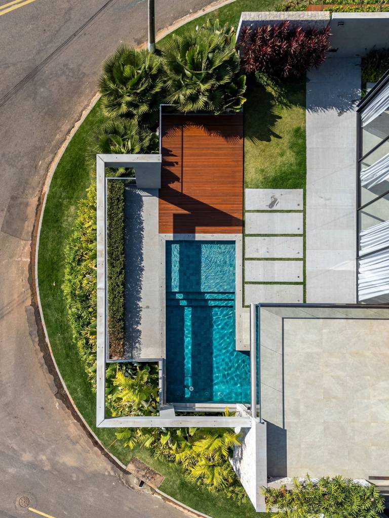 Casa aposta em paisagismo tropical com 19 espécies de plantas. Projeto de interiores de Paula Gonçalves Reis e paisagismo de Flávia D’Urso. Na foto, visão aérea da casa.