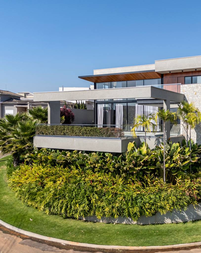 default Casa aposta em paisagismo tropical com 19 espécies de plantas. Projeto de interiores de Paula Gonçalves Reis e paisagismo de Flávia D’Urso. Na foto, parte externa da casa envolta por 19 espécies de plantas.