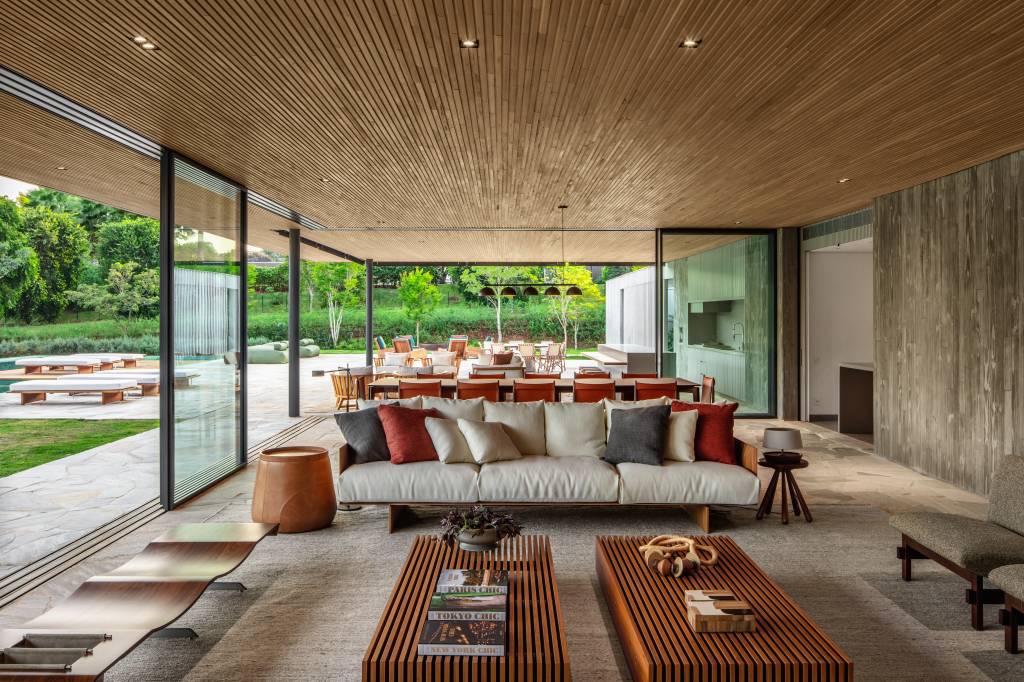 Casa-sustentavel-no-meio-do-mato-usou-brises-para-garantir-privacidade-Matheus-Farah-Manoel-Maia-Arquitetura-12 Casa sustentável no meio do mato usou brises para garantir privacidade. Projeto de Matheus Farah e Manoel Maia Arquitetura. Na foto, sala de estar com duas mesas de centro.