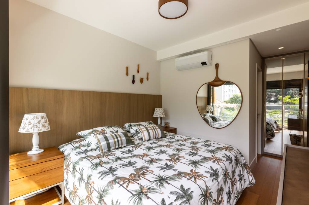 Como-escolher-os-tecidos-ideais-para-a-casa-Elisa-Maretti-1 Como escolher os tecidos ideais para a casa? Projeto de Elisa Maretti. Na foto, cama de casal estampada.