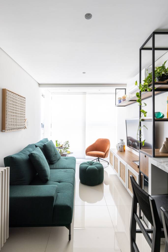 Como-escolher-os-tecidos-ideais-para-a-casa-Elisa-Maretti-3 Como escolher os tecidos ideais para a casa? Projeto de Elisa Maretti. Na foto, sala de estar com sofá verde.