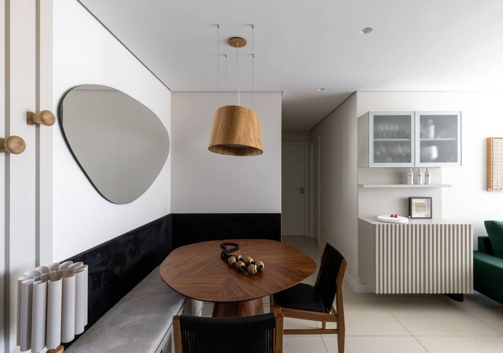 Como-escolher-os-tecidos-ideais-para-a-casa-Elisa-Maretti-4 Como escolher os tecidos ideais para a casa? Projeto de Elisa Maretti. Na foto, sala de jantar em tons escuros.