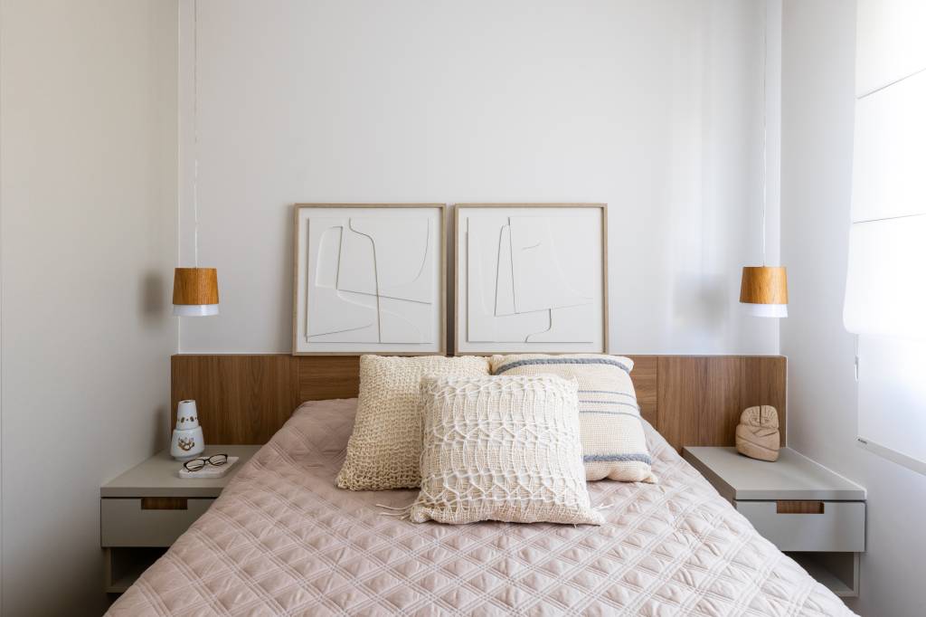 Como escolher os tecidos ideais para a casa? Projeto de Elisa Maretti. Na foto, cama de casal com roupa de cama de crochê.