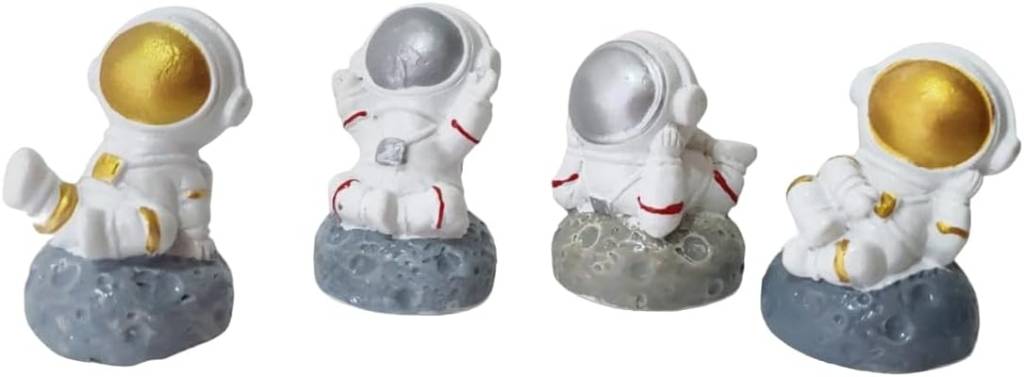 Decorações simples e baratas para deixar seu home office mais aconchegante. Na foto, Conjunto de 4 Mini Estátuas de Astronauta.